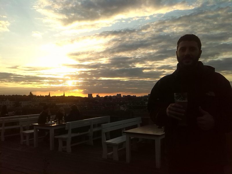 Ich bin sehr glücklich in Klunkerkranich in Neukölln.