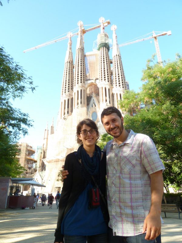Ich mit meiner Freundin vor Sagrada Familia.