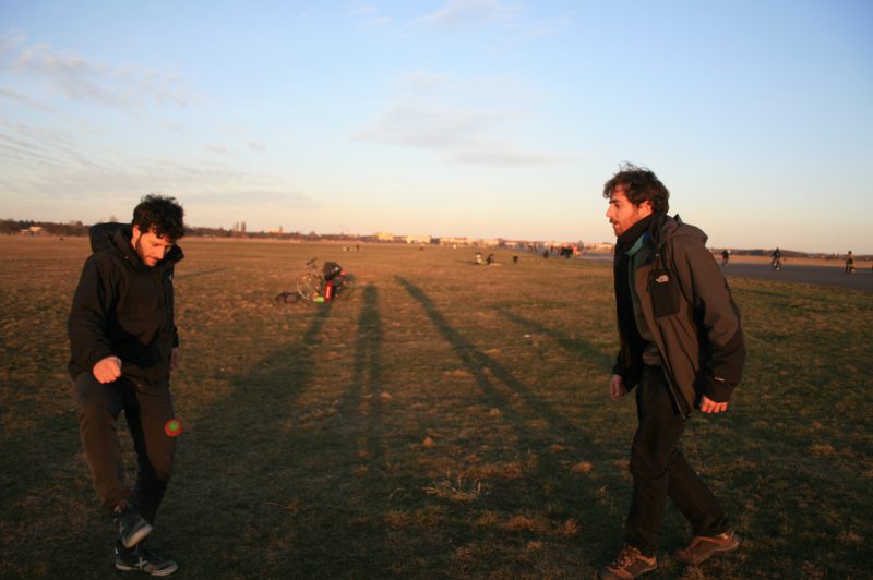 Ich mit Toni in Tempelhof. Toni ist der Freund, der vielleicht fahre ich mit in diese Reise.