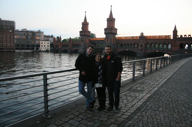 Ich mit zwei Freunden vor der Oberbaumbrücke, eine Ikone Punkt des Films Lola Rennt.